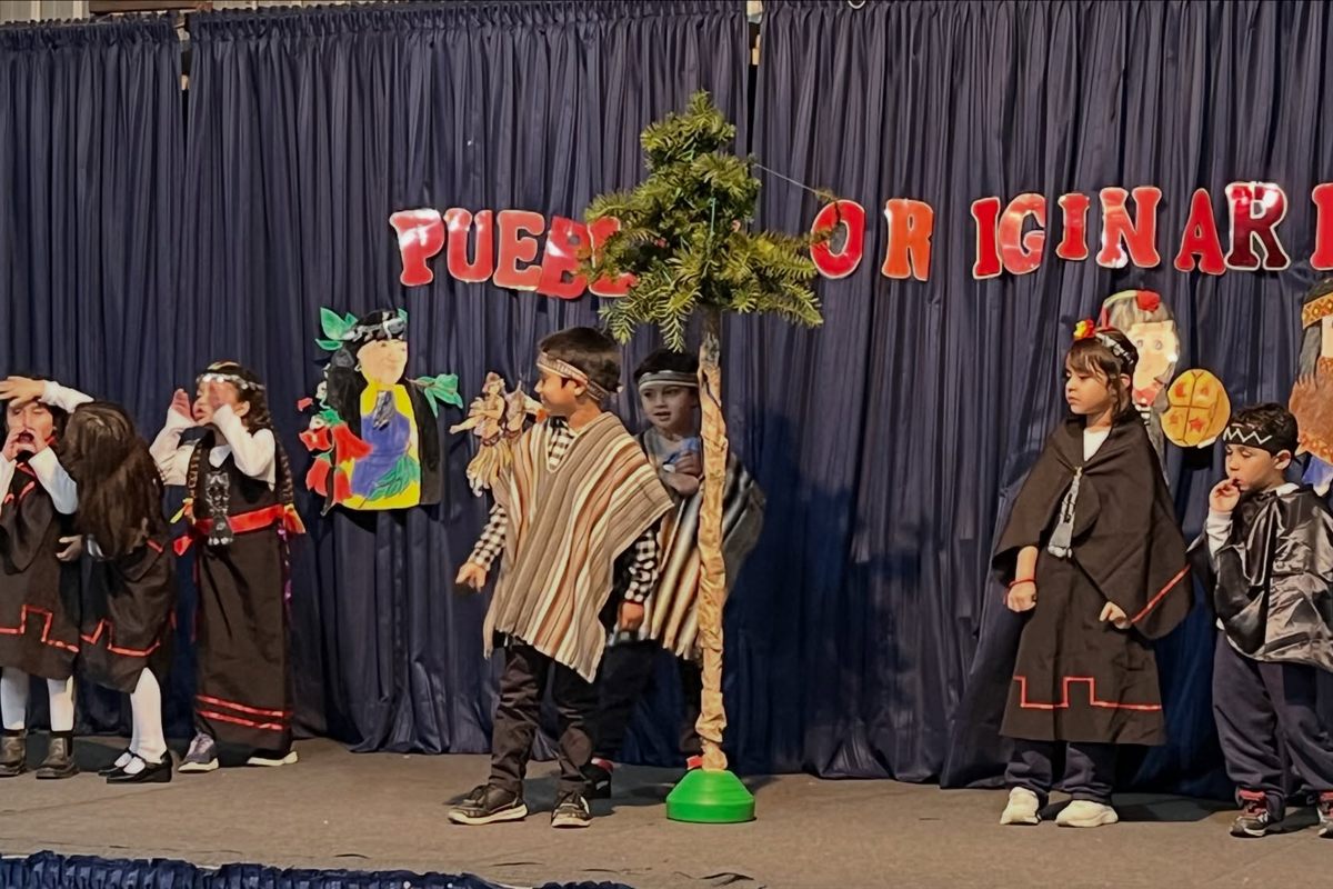 Niños y niñas de Kínder en la presentación de Pueblos Originarios